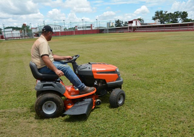 Clube adquire novo trator cortador de grama e promove melhorias no campo