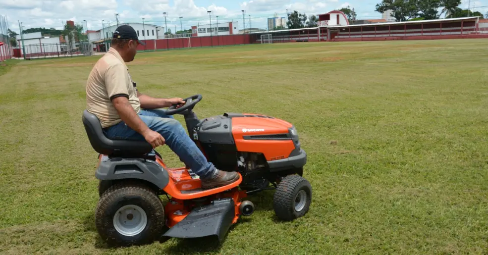 Clube adquire novo trator cortador de grama e promove melhorias no campo