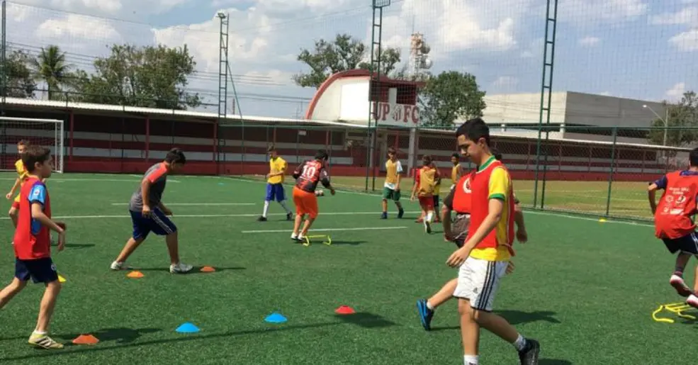 Treinos da Escolinha estão de volta no campo society